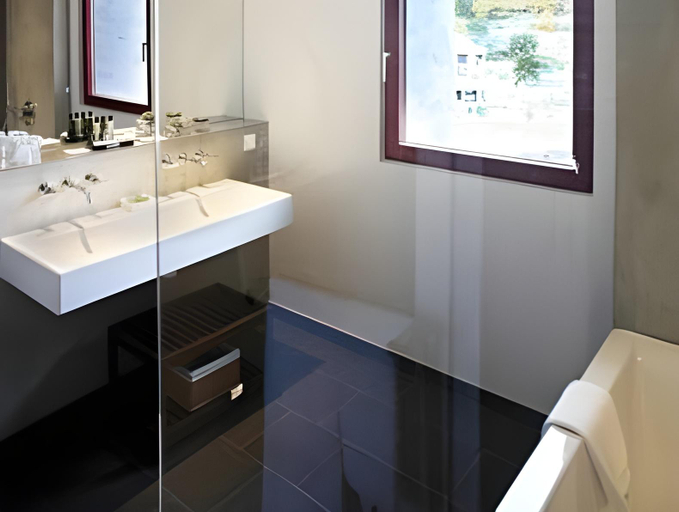 Bathroom 4, Cave-Hôtel du Domaine Riberach, Pyrénées-Orientales