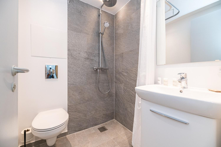 Bathroom, Strandhotel Balka Søbad, Bornholm