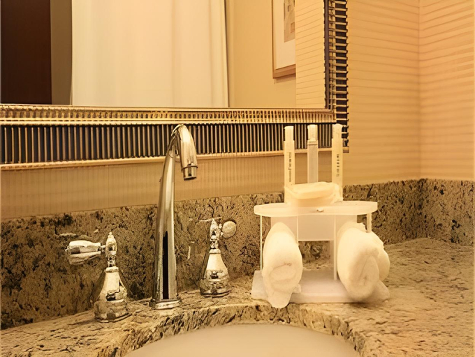 Bathroom, Holiday Inn Express & Suites MIDDLEBORO RAYNHAM by IHG, Plymouth