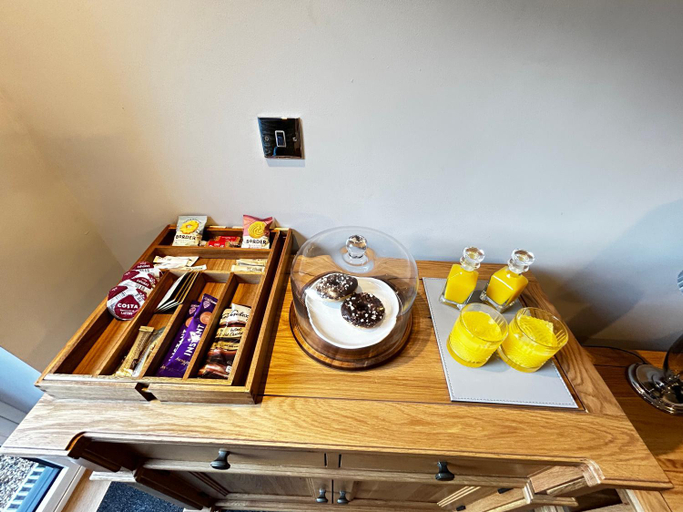 Food & Drinks 4, Stansted Airport Stay, Parking and Luxury Suite, Hertfordshire