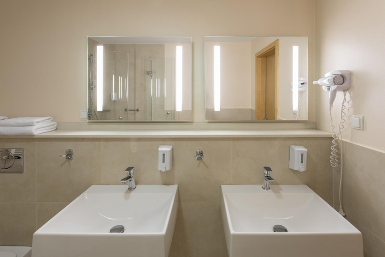 Bathroom 4, Hotel Orange Przezmierowo, Poznań City