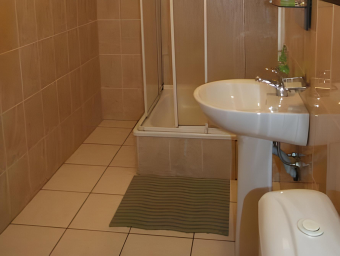 Bathroom 2, Leo, Daugavpils