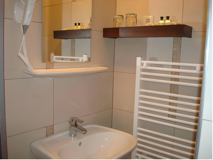 Bathroom 3, Hotel Furdohaz, Nyíregyháza