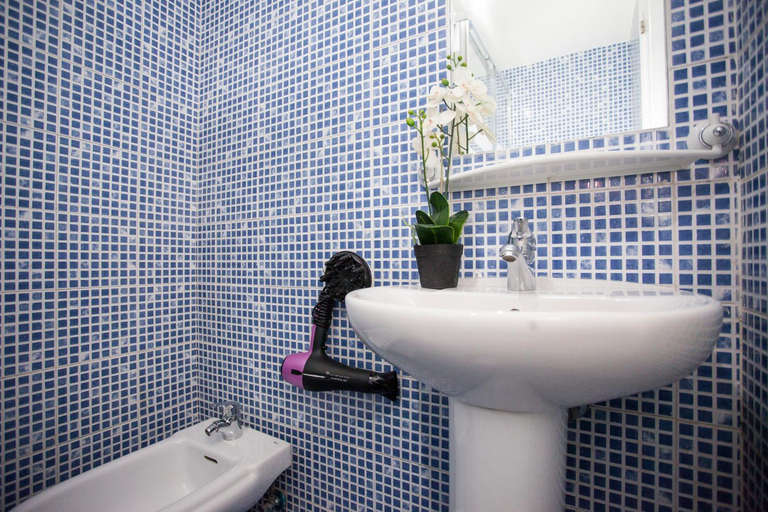 Bathroom 4, Fuencarral Apartments, Madrid