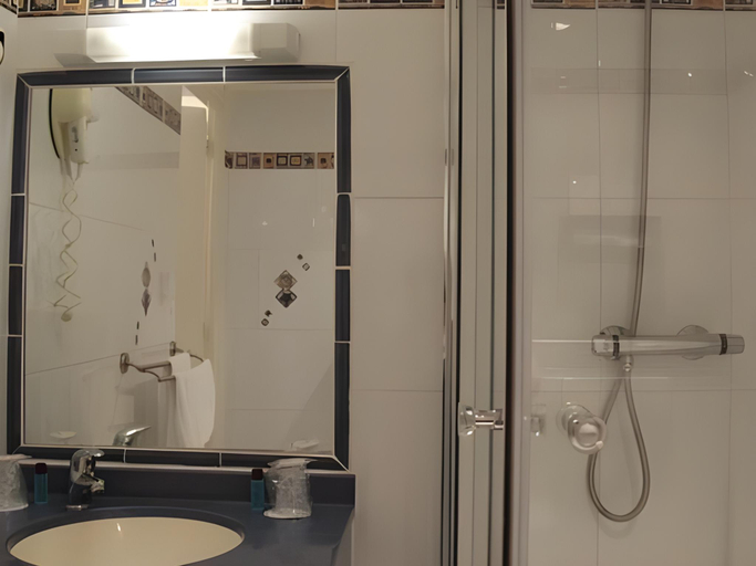 Bathroom 4, ATH hotel Athenee, Alpes-Maritimes