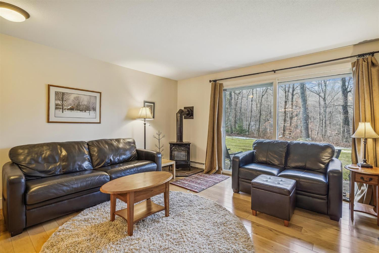 Cozy One-Bedroom Edgemont Condo with Ski Access & Fireplace B3, Rutland
