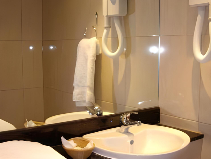 Bathroom 4, Garden View Hotel, London