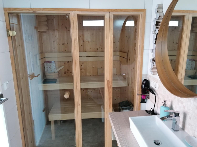 Bathroom 3, Central Loft Apartment, Vorpommern-Greifswald