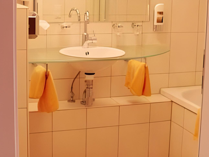 Bathroom 2, Hotel Lowen-Weinstube, Bodenseekreis