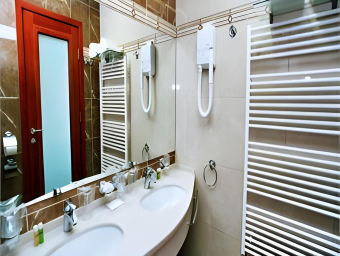 Bathroom 2, Hotel Savus, Slavonski Brod