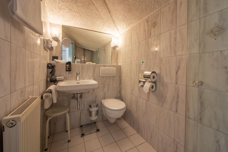 Bathroom 5, Parkhotel Obertshausen, Offenbach
