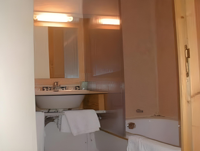 Bathroom 5, Hotel Eco Logis Bellevue Pyrénées, Hautes-Pyrénées