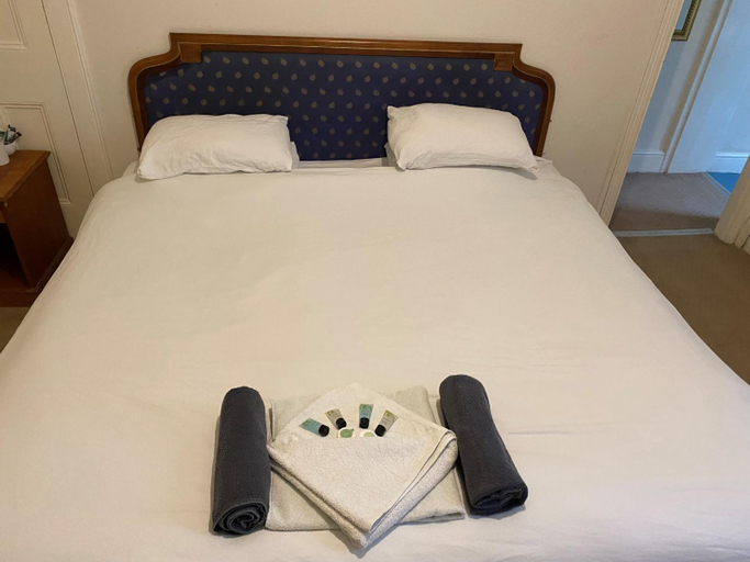 Bedroom 3, The Royal Victoria & Bull Hotel, Medway