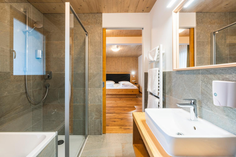 Bathroom 2, Hotel Tirolerhof, Bolzano