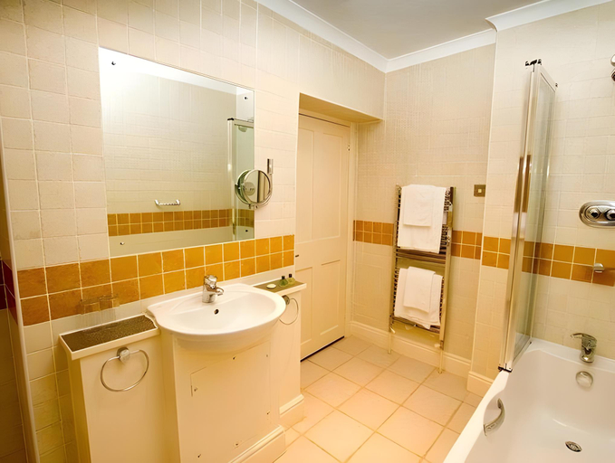 Bathroom 4, エンジェル & ロイヤル ホテル(Angel and Royal Hotel), Lincolnshire
