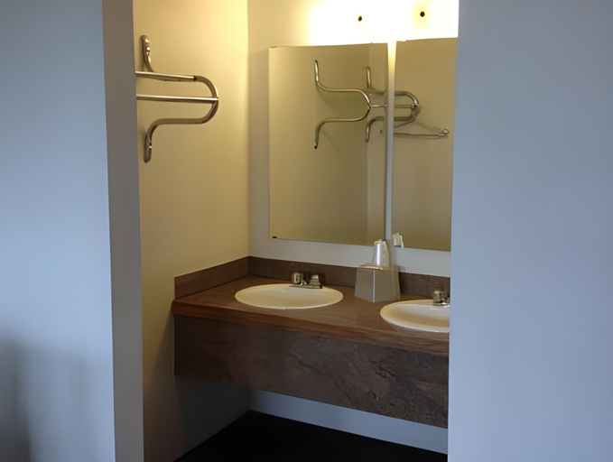 Bathroom 3, Sea-Tac Airport Value Inn, King