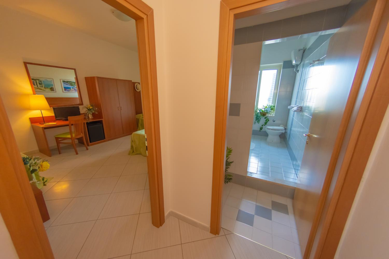 Bathroom 4, Hotel Solaria, Foggia