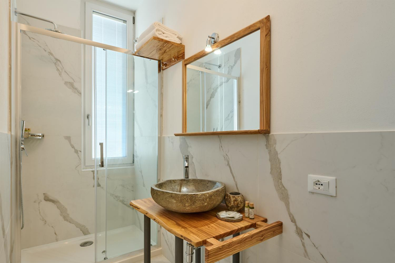 Bathroom 2, La Dama Country Rooms, Siena