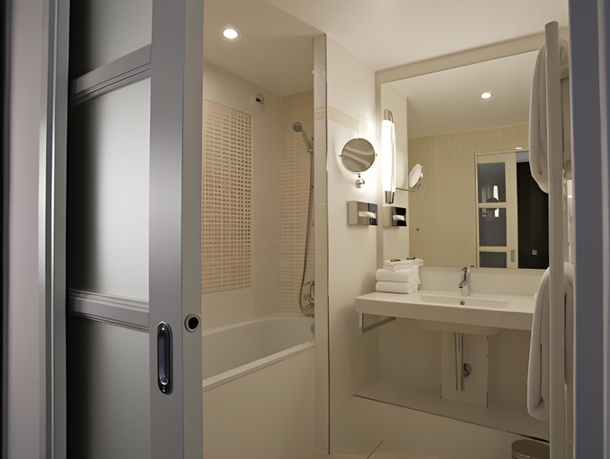 Bathroom 5, Najeti Hotel du Golf, Pas-de-Calais
