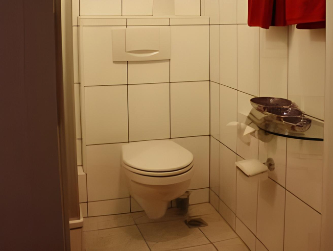 Bathroom 3, Altstadt-Hotel Gelnhausen, Main-Kinzig-Kreis