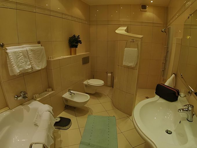 Bathroom 2, Lowen Hotel, Offenbach am Main
