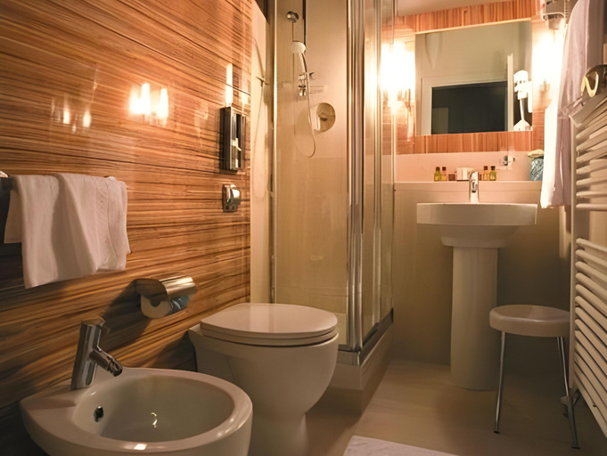 Bathroom 5, Lajadira Hotel & Spa, Belluno