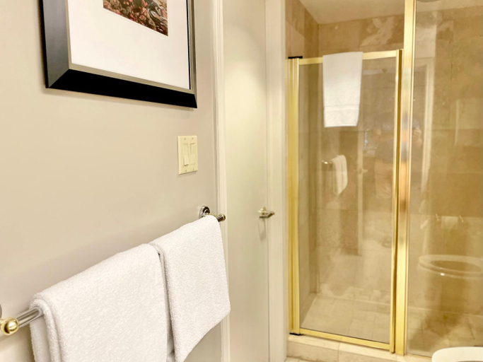 Bathroom 3, Hillside Haven: Carriage Club Resort Retreat, Simcoe