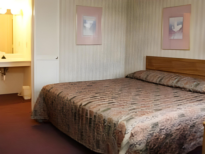 Bedroom 3, Country Club Inn & Suites, Hancock