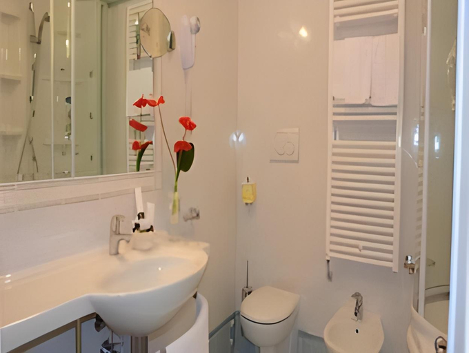 Bathroom 4, Hotel Italia Palace, Udine