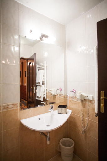 Bathroom 4, V&P HOTEL & Restaurant, Khusts'kyi