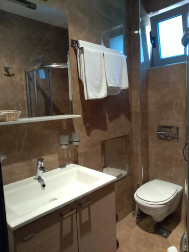 Bathroom 2, Vila V Lux