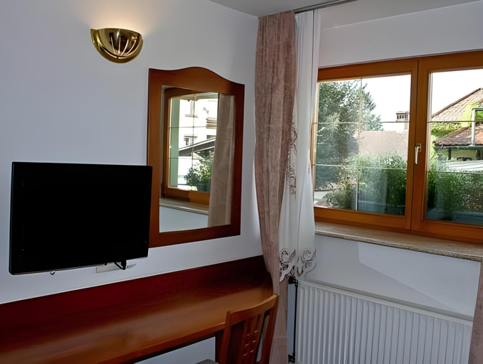 Others 5, Hotel Sporn, Domžale