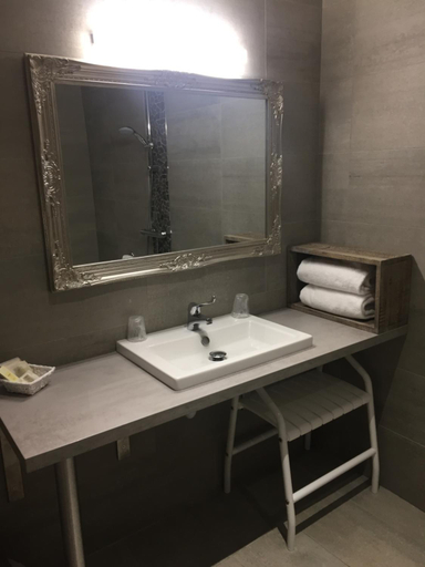 Bathroom, Logis Hotel Burnichon, Rhône