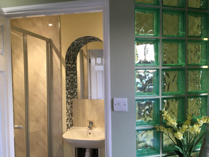 Bathroom 4, Lodbourne Farmhouse, Dorset