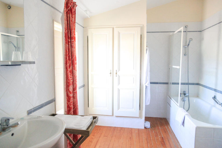 Bathroom 4, Château senailhac, Gironde