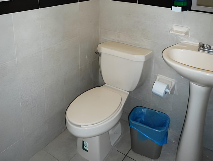 Bathroom 4, Hotel Maria Elena, Tampico