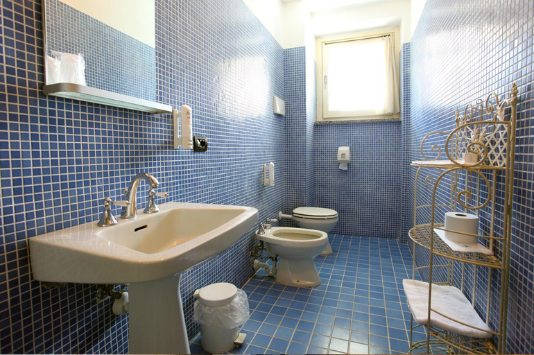 Bathroom 4, Hotel Risi, Lecco