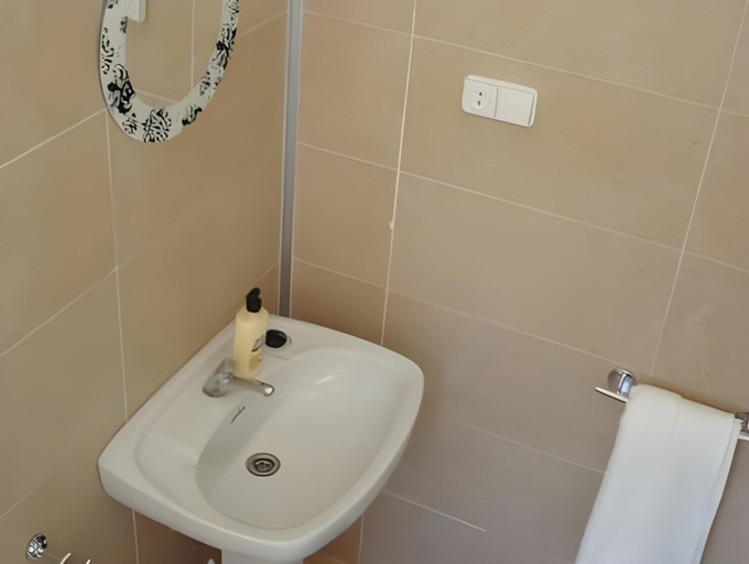 Bathroom 2, Hostal Fonda Montserrat, Tarragona