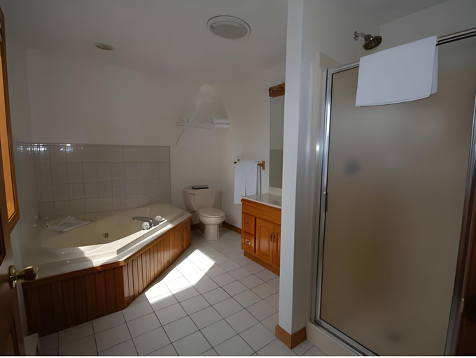 Bathroom 2, Rhea S Inn By The Sea, Newport