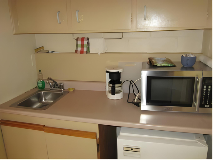 Others 5, Pines Motel, Columbia-Shuswap