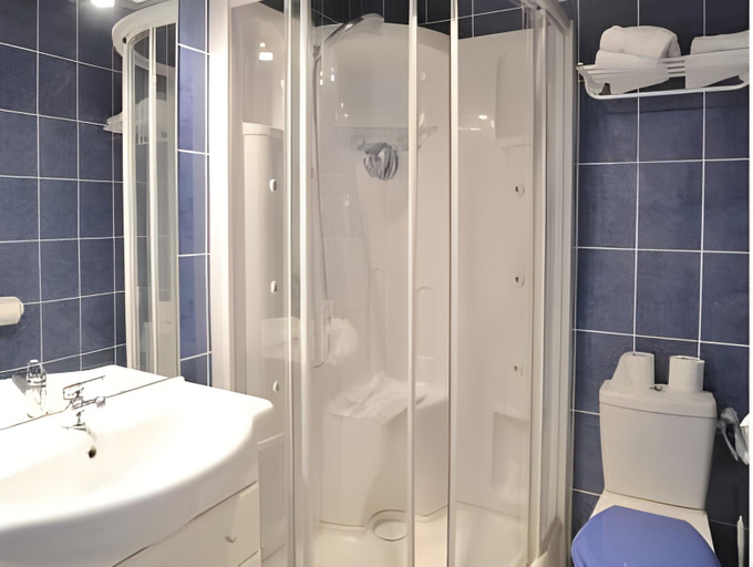 Bathroom 3, Aux Maisons, The Originals Relais, Aube