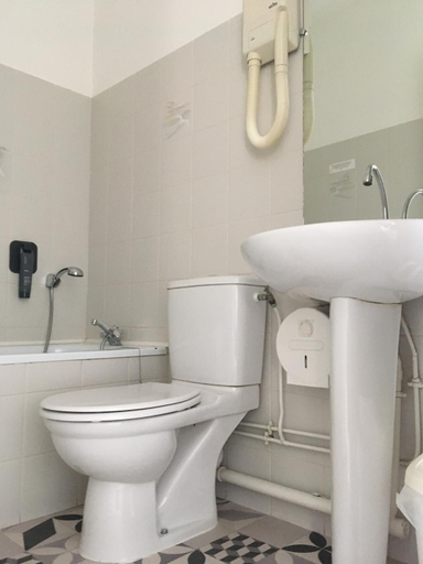 Bathroom 3, Hotel La Terrasse, Somme