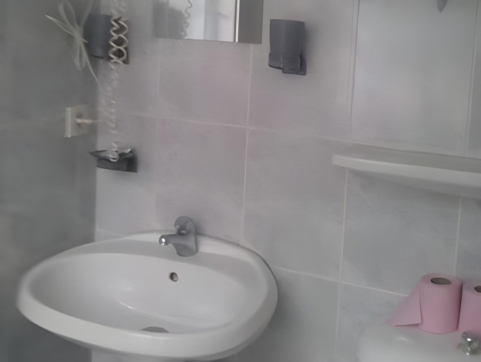 Bathroom 4, Hotel Alphee, Hautes-Pyrénées