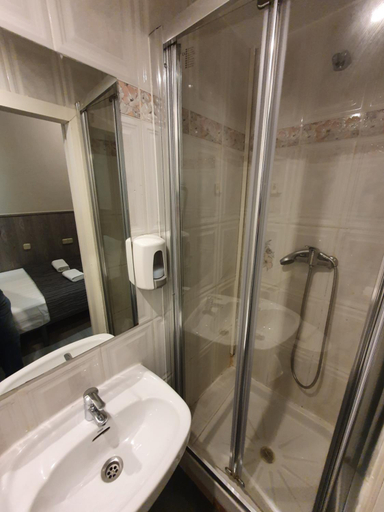 Bathroom 3, Hostal Plaza D'Ort, Madrid