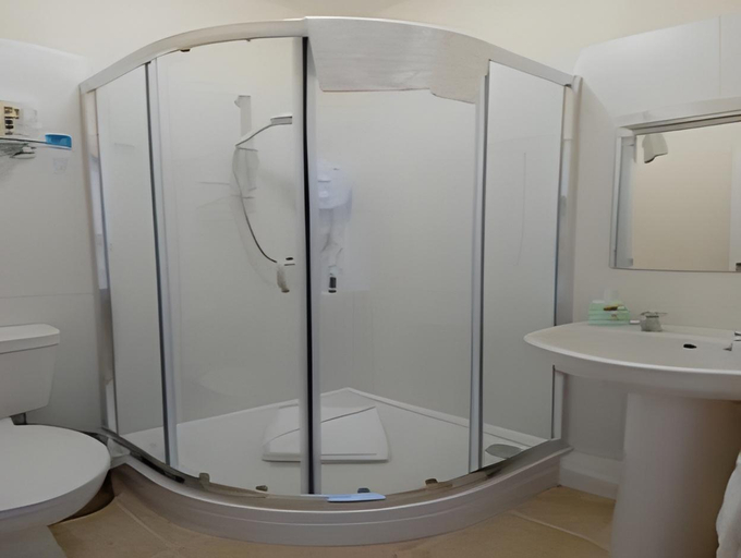 Bathroom 5, The Dolphin Hotel, Somerset