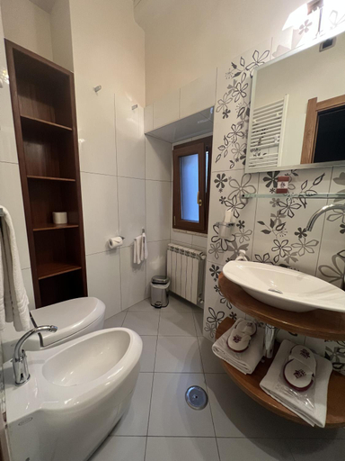 Bathroom 3, Rhona's Rooms B&B, Rome