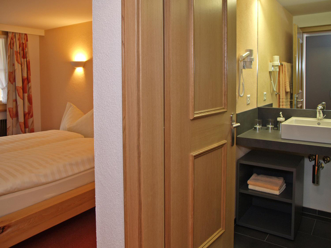 Bedroom 2, Hotel Steinbock, Interlaken