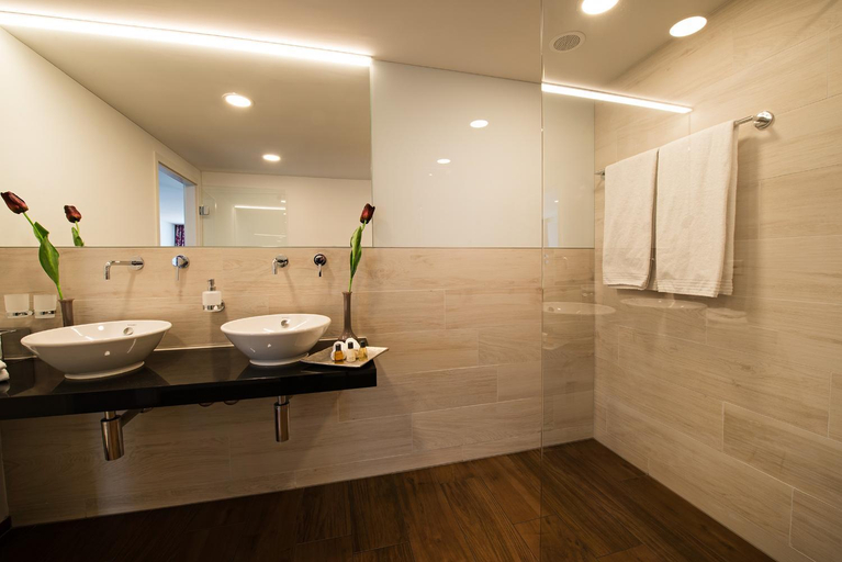 Bathroom 7