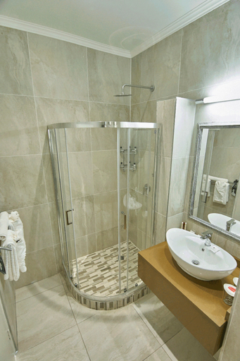 Bathroom 5, Victoria Falls Rainbow Hotel, Hwange