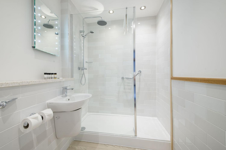 Bathroom 3, The King's Head by Innkeeper's Collection, Warwickshire